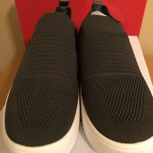 Steve Madden Beale Sneaker in Olive. Size 7 1/2